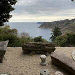 江之浦リトリート 凛門 - 高台からの眺めも良い。晴天ならもっと。