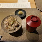 江之浦リトリート 凛門 - 実際に取り分けて頂き、お椀とお新香とで頂きました。ご飯に振り掛けられている、牛蒡のお味が、なかなか忘れ難いのです。今も。