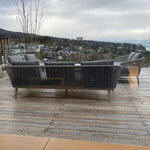 江之浦リトリート 凛門 - チェックインルームの外のベランダのチェアー