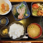 京都 丹波黒地鶏かずき - 日替わりランチ/900
            すずき刺身、まぐろブツ、唐揚げ