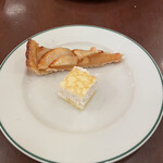 ブラッスリーオザミ丸の内 - デザート：小さなミルフィーユとアップルパイ