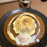 黒岩咖哩飯店 - 炙りチーズカレー¥980、温泉玉子¥150。