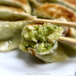 三ちゃん - 餃子の餡は野菜系 皮は中厚で食べ応えあります
