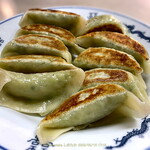 三ちゃん - ニラが多いので外から見ると翡翠色の餃子