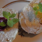 ゲストハウス　ダーラナ - バター・ジャム（ストロベリー、マーマレード）を塗ったパン