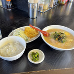 長浜ラーメンとん吉 - ラーメン定食♪