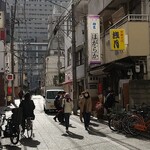 浅月 - 通りから店舗を見る