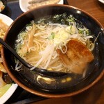 Man fukurou - ○塩ラーメン 普通に美味しい味わいのスープ。 化調の味わいをほんのり感じる。