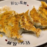 狂気と乱舞 - お料理②狂乱餃子(税込530円)
            熱々で羽パリ、大蒜は少なめ
            美味しいとは思うけど割高感を感じます