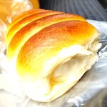 プティ･フール - クリームパン(￥150)。甘すぎないのが人気になる秘訣かな。