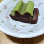 嘯月 - 山みち。こちらはなんと表現したらいいか分からない風味、もっちり？おうみたい。あんこだけではなく、なにかを感じるけれど、私にはわかり兼ねる。切った時の弾力、噛む時の弾力、好きな味です。美味しくて、唸る。