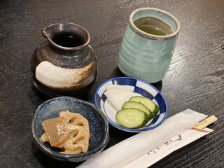 Mikuni - 定食の副菜、漬物、ソース、お茶