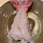 温石 - 赤座海老です。駿河湾産と相模湾産の二種が有るとのこと。その味わいもエサの違いなのか、異なるのだとか。今夜は目の前の駿河湾産です。