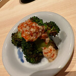 温石 - 炭火で炙った地物のブロッコリー。薬味は赤座海老の海老味噌と玉子です