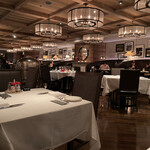 ロウリーズ・ザ・プライムリブ - 内観