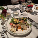 ロウリーズ・ザ・プライムリブ - 先ずはサラダブッフェ