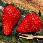 温石 - 左が章姫、右がきらぴか。いずれも静岡品種。味の違いが分かります