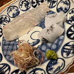 温石 - お造りの二点盛り。奥が鮃、右が泥障烏賊です。泥障烏賊には烏賊の墨塩がトッピング