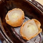 温石 - 根深ネギをおかきの衣をまぶして上げました。箸休めに最適です