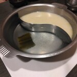 Shabu Shabu Sukiyaki Don Tei - 昆布出汁と鶏白湯出汁