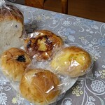 Bread Fictions - 白、黒豆、チーズ、トマトのフォカッチャ、食パン