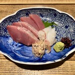 山形料理と地酒 まら - 刺身三点盛り：星鰹（すまがつお） 黒鯛 目地鮪