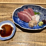 山形料理と地酒 まら - 刺身三点盛り：星鰹（すまがつお） 黒鯛 目地鮪