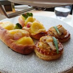 タワーズバー ベロビスト - チキンとマッシュルームのパイ、ポテトとベーコンのフォカッチャ