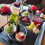 タワーズバー ベロビスト - 莓のケーキ、ピスタチオのムース、ガナッシュ等