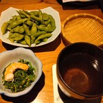 Yajikita Douchuu - 焼酎お湯割りとお通し、枝豆（だだちゃ豆）