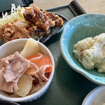 朝田屋食堂 - 小鉢が色々付いてきます♪