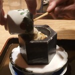 日本料理 徳専 - 石焼きの器に鮑と鮑の肝と山羊の乳が
      目の前で投入された。