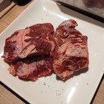 和牛焼肉食べ放題 肉屋の台所 - これまた厚切り！