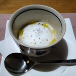 Ris. - 【菊芋のスープ】
            優しい味つけで菊芋を活かした素朴なスープ。
            ふわふわクリーミーでまったり。
            ゆっくり胃が目覚める、始まりに相応しい一品。