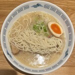 ラーメンゆれる - 少し縮れた細麺