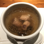 四川曹家官府菜　蜀　 - スペアリブに酒と塩をして寝かせ、じっくり取ったスープと伺いました。キノコが繊細な香りを出してる味わい深いスープです。