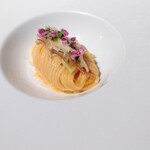 sio - はまぐり出汁トマトソースの冷製パスタ。パスタに絡むソースは旨みや甘みあってトッピングのミョウガ穂紫蘇きゅうりの香りと苦みとシャキシャキ感。なるほどきゅうりがあると冷やし中華雰囲気になりますね