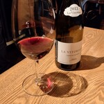 sio - Instagramで見かけて今回のコースペアリングにスペインの赤が入っているのを知りリクエスト(アラカルト)、バランスのいい味わいで重すぎずお話どおりコース通しでもとても楽しめました♡赤好き