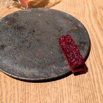 sio - sioのスペシャリテ馬肉タルタルラスク。今回はラスクに少し厚みがあってザクザク食べ心地が新鮮な印象でしっとりタルタルと甘みとか噛むたび美味しかった気がした。毎回の定番メニューはほっとする(*^^*)