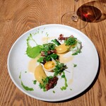 sio - sioのラビオリは何となく少し餃子っぽい印象する、イタリアン的な型抜きじゃないからかな〜たぶん。端から順に食べ進めると少しずつ変わっていく味わいや食感が楽しい☆ 春はやっぱりホタルイカでしょう(^^)