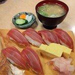 マルコポーロ - まぐろ寿司6貫780円は味噌汁、漬物付き