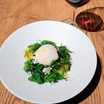 sio - 今回いちばん興味深かったお皿。春野菜サラダ仕立て八朔半生ホタテ貝柱山ウドフリットリモンチェッロ泡ブッラータマスカルポーネチーズ温かいソース。チーズソースが温かくて食べ進める一味ごと違う美味しさ楽しくて