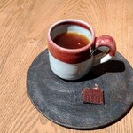 sio - 中目黒オニバスコーヒーのコーヒーとミニマルショコラたぶん(いつもと同じなら)ナッティ。すっきりしたコーヒーとフルーティーさもあるショコラがとても合う