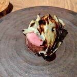 sio - 岩手県岩中ポーク回鍋肉再構築。白味噌使用で辛口テイスト、甘みはブラウンソースで。焦がしキャベツの香ばしさと苦みと内側の芽キャベツの甘み、意外としっかり下味ついている印象持ったお肉のボリュームたっぷり感