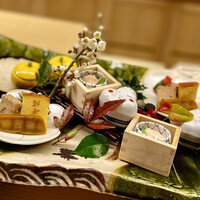 おか田 - ❺八寸
                    〜鮟肝生姜煮や鰯旨煮など田舎料理の良さをだしながら、バラエティに富んだ八寸の楽しさを上手く表現されている。