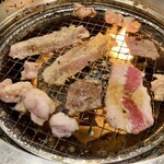 焼肉じゅうじゅうカルビ - 火力を強くしてもなかなか焼けない