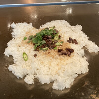 けやき坂 - 1人600円追加して白ご飯をガーリックライスに変更。今まではデフォルトがガーリックライスだったのに…ここにも確実に値上げの波が来てる