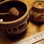Tonkatsu Katsusei - optio A30で撮影。壺入の特製ソースと醤油。