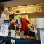 マリオンクレープ - 狭い厨房？に孤軍奮闘する店員さん。