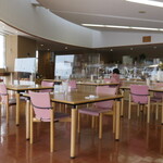 ラコルト - 大きなガラス張りの明るい店内